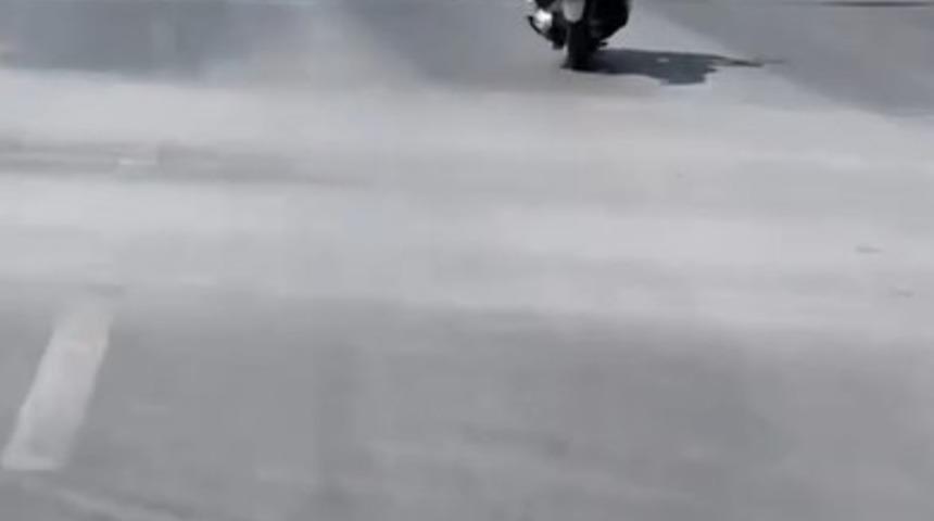 Alanya&rsquo;da motosikletlinin tehlikeli hareketleri kamerada