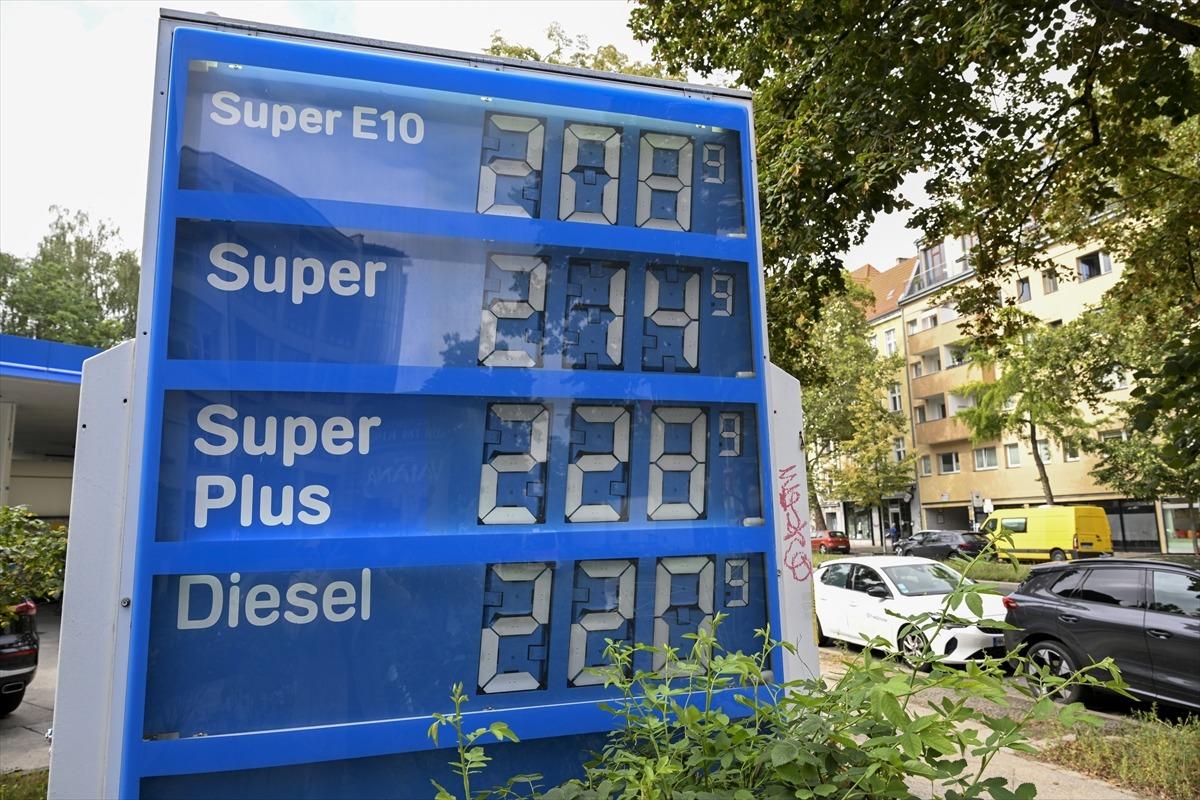 Depoyu doldurmak i&ccedil;in o &uuml;lkeye gidiyorlar: Motorin fiyatlarına Almanlardan  dayanılmaz  yorumu 1