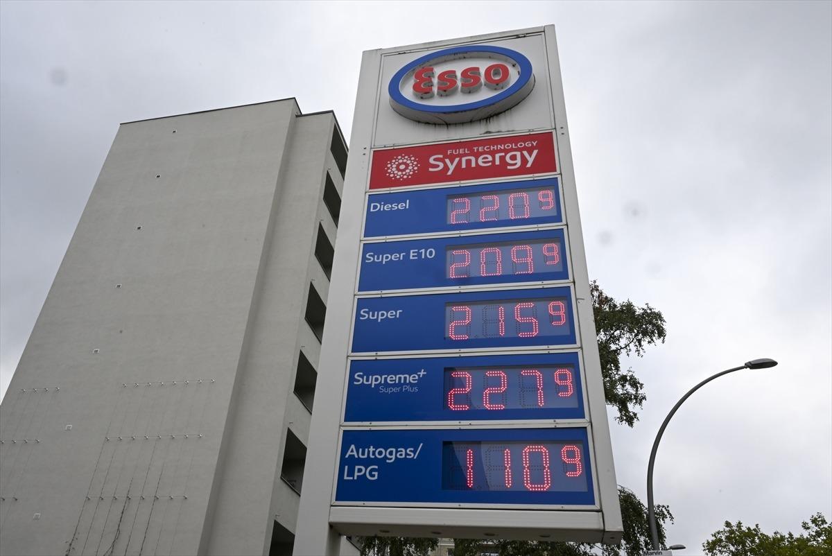 Depoyu doldurmak i&ccedil;in o &uuml;lkeye gidiyorlar: Motorin fiyatlarına Almanlardan  dayanılmaz  yorumu 4
