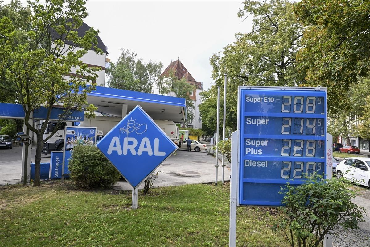 Depoyu doldurmak i&ccedil;in o &uuml;lkeye gidiyorlar: Motorin fiyatlarına Almanlardan  dayanılmaz  yorumu 5