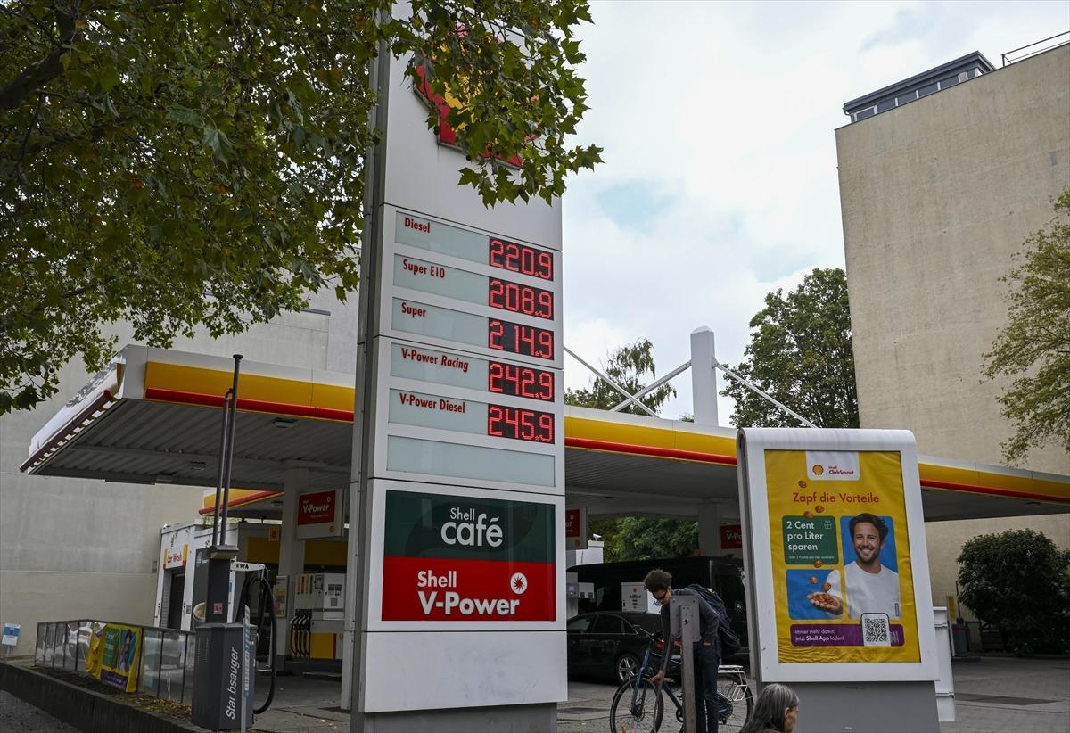 Depoyu doldurmak i&ccedil;in o &uuml;lkeye gidiyorlar: Motorin fiyatlarına Almanlardan  dayanılmaz  yorumu 6