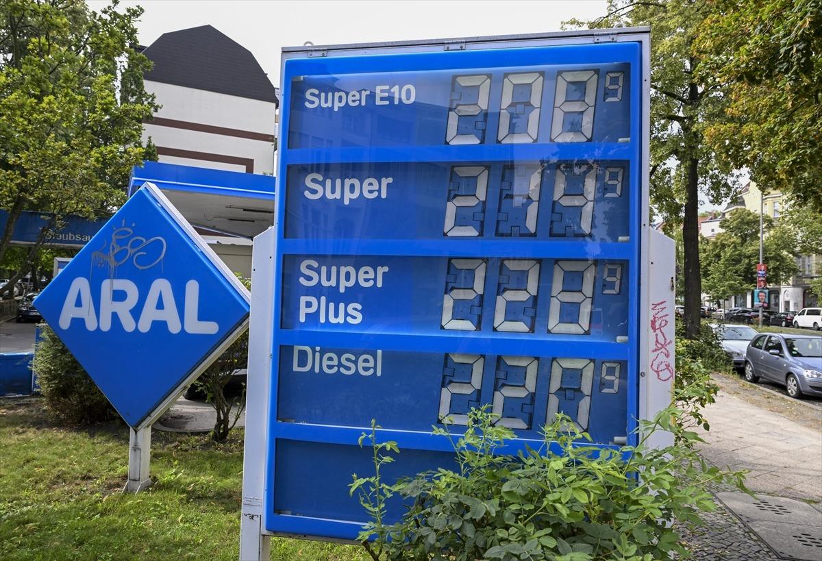 Depoyu doldurmak i&ccedil;in o &uuml;lkeye gidiyorlar: Motorin fiyatlarına Almanlardan  dayanılmaz  yorumu 7