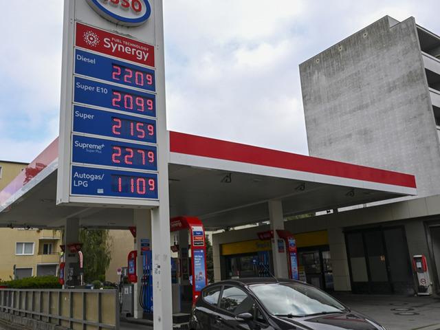 Depoyu doldurmak i&ccedil;in o &uuml;lkeye gidiyorlar: Motorin fiyatlarına Almanlardan 'dayanılmaz' yorumu