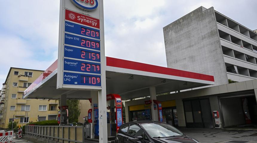 Depoyu doldurmak i&ccedil;in o &uuml;lkeye gidiyorlar: Motorin fiyatlarına Almanlardan 'dayanılmaz' yorumu