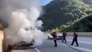 Tavuk taşıyan kamyonet hareket halindeyken yandı