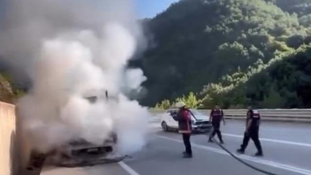 Tavuk taşıyan kamyonet hareket halindeyken yandı