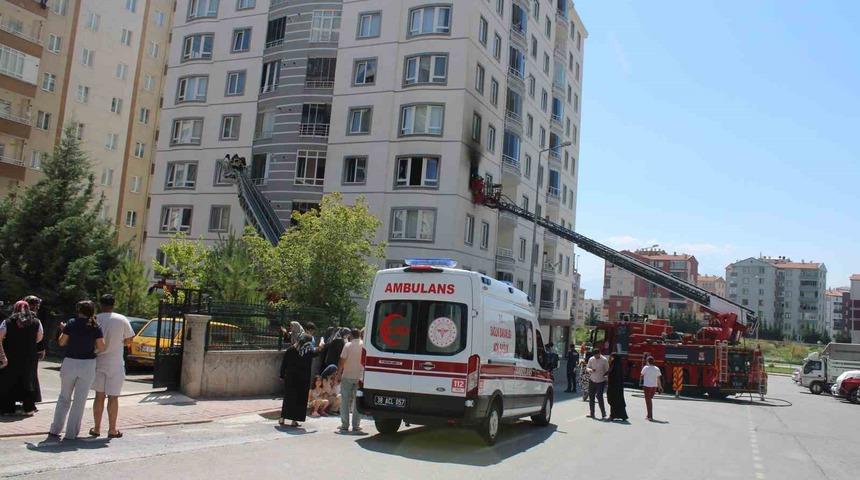 Kayseri&rsquo;de 9 katlı binada yangın &ccedil;ıktı: 1&rsquo;i &ccedil;ocuk 3 kişi mahsur kaldı