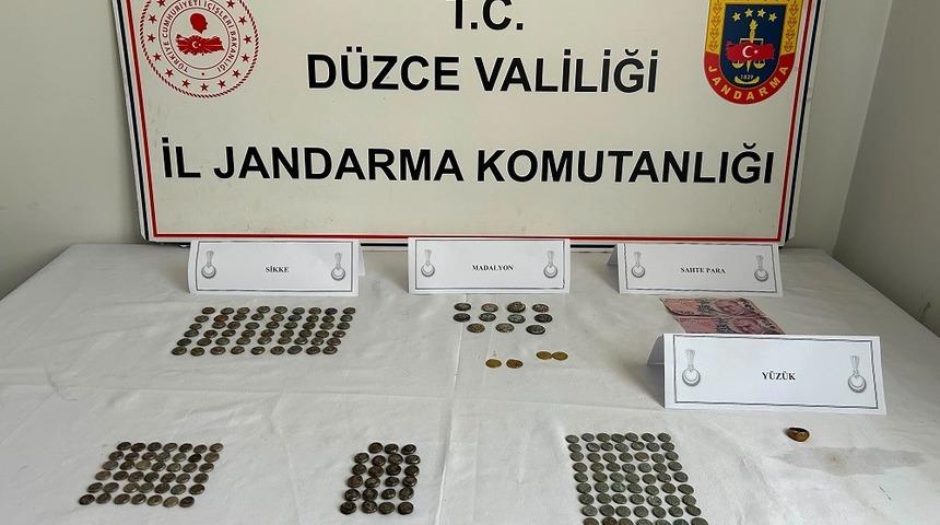 D&uuml;zce&rsquo;de tarihi eser operasyonu 196 sikke ele ge&ccedil;irildi