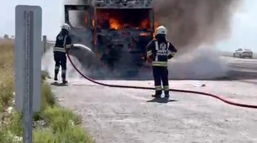 Konya&rsquo;da tırın &ccedil;ekici b&ouml;l&uuml;m&uuml;nde &ccedil;ıkan yangın paniğe neden oldu