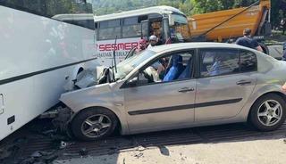 Halk otob&uuml;s&uuml; otomobille &ccedil;arpıştı, kazada 7 kişi yaralandı