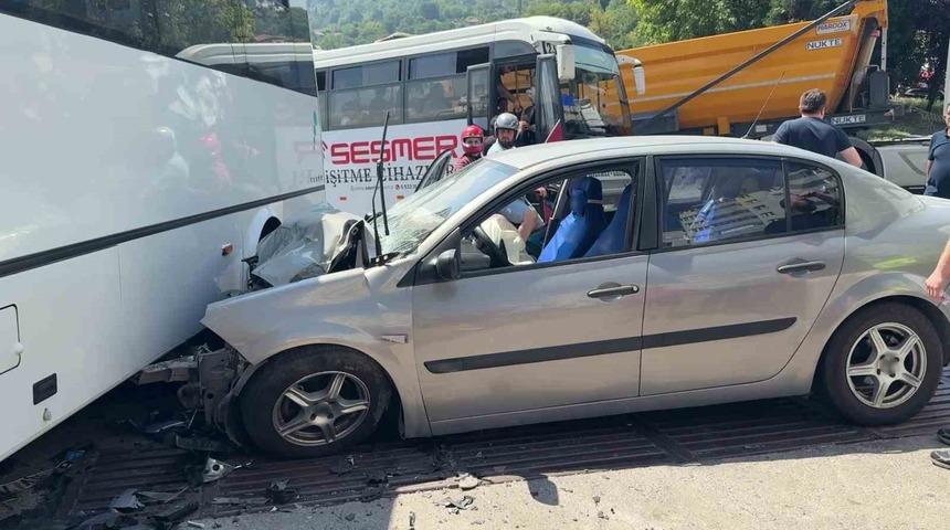 Halk otob&uuml;s&uuml; otomobille &ccedil;arpıştı, kazada 7 kişi yaralandı