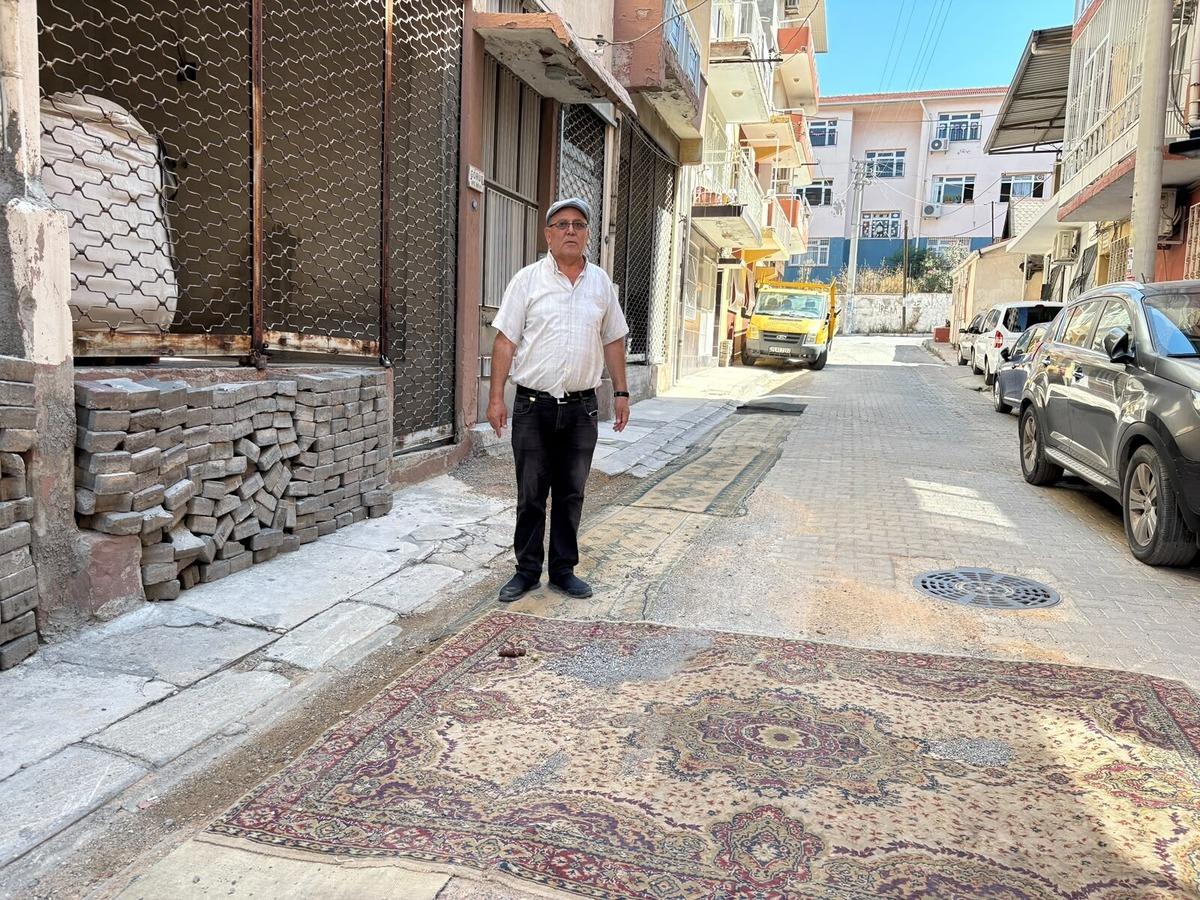 Bir mahalle halılarla kaplandı! Nedenini duyan şaşırıyor 1