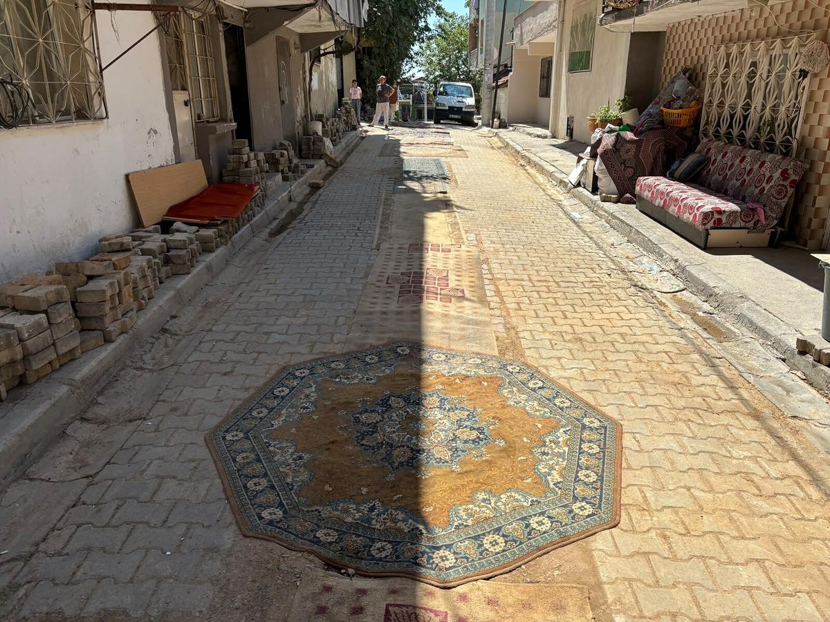 Bir mahalle halılarla kaplandı! Nedenini duyan şaşırıyor 3
