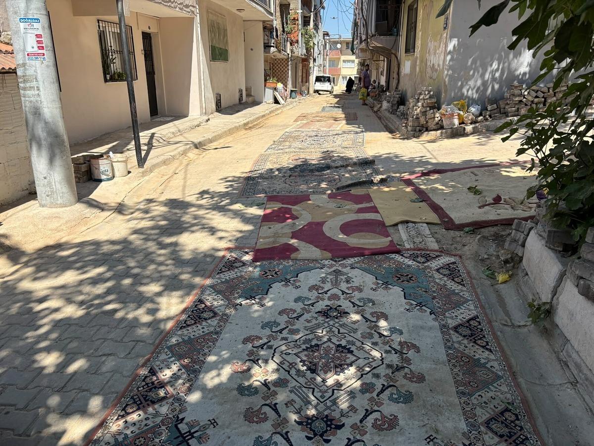 Bir mahalle halılarla kaplandı! Nedenini duyan şaşırıyor 2