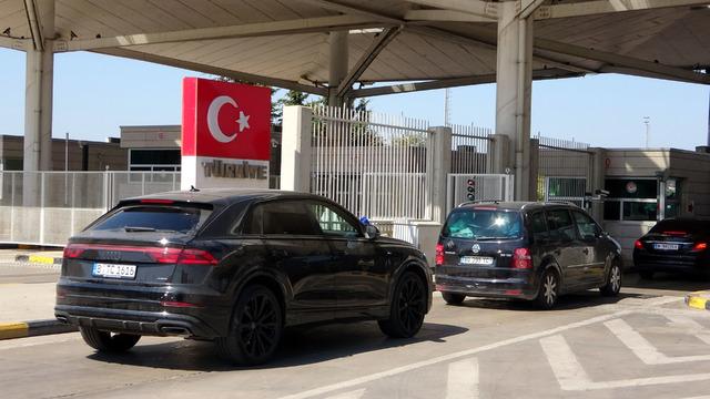 T&uuml;rkiye den akın akın gidiyorlar: Ara&ccedil; kuyruğunun sonu g&ouml;z&uuml;kmedi! "Seneye geri geleceğiz" 9