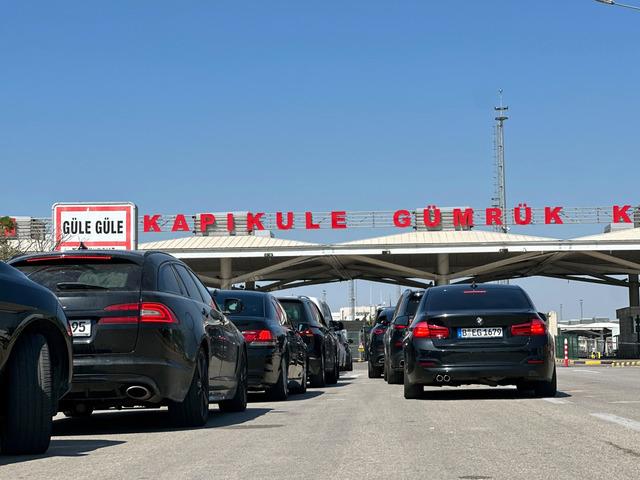 T&uuml;rkiye den akın akın gidiyorlar: Ara&ccedil; kuyruğunun sonu g&ouml;z&uuml;kmedi! "Seneye geri geleceğiz" 5