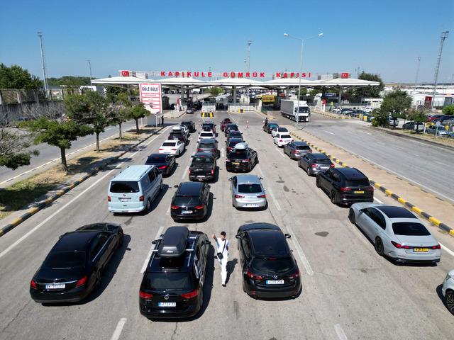 T&uuml;rkiye den akın akın gidiyorlar: Ara&ccedil; kuyruğunun sonu g&ouml;z&uuml;kmedi! "Seneye geri geleceğiz" 3