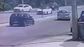 Işıkta aniden şerit değiştiren araca, otomobil çarptı