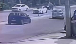 Işıkta aniden şerit değiştiren araca, otomobil &ccedil;arptı