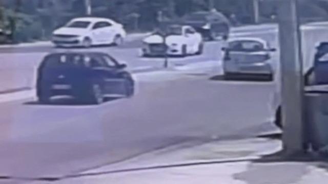 Işıkta aniden şerit değiştiren araca, otomobil çarptı