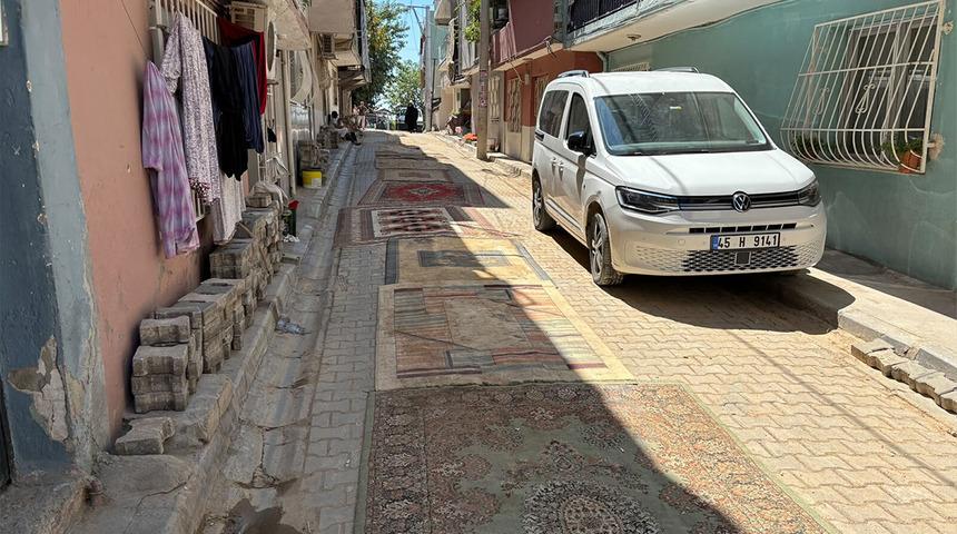 Bir mahalle halılarla kaplandı! Nedenini duyan şaşırıyor