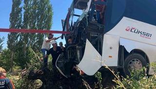 Diyarbakır&rsquo;da yolcu otob&uuml;s&uuml; ağaca &ccedil;ıktı: 2 yaralı