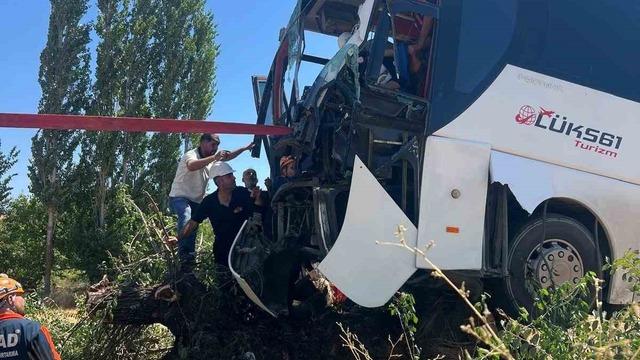 Diyarbakır’da yolcu otobüsü ağaca çıktı: 2 yaralı