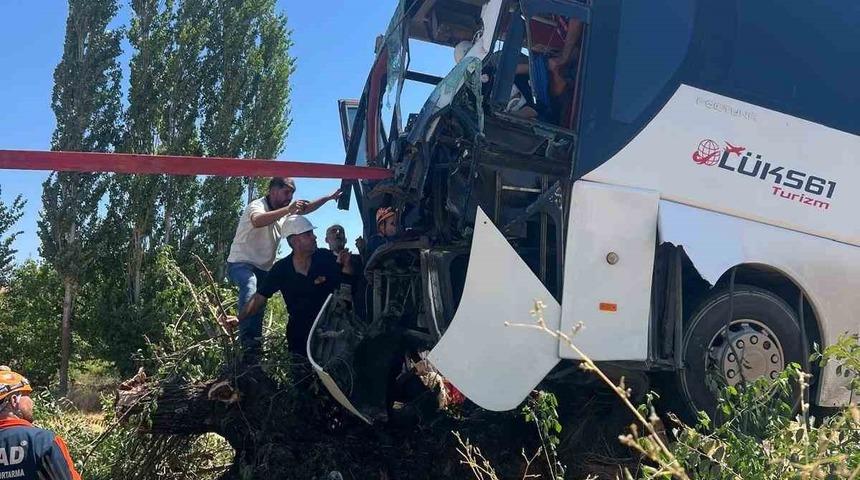 Diyarbakır&rsquo;da yolcu otob&uuml;s&uuml; ağaca &ccedil;ıktı: 2 yaralı