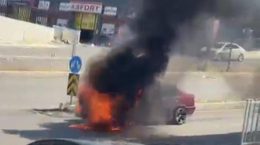 Seyir halindeki otomobilde yangın &ccedil;ıktı