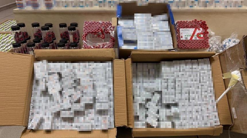 İzmir'de ka&ccedil;ak ila&ccedil; operasyonu: 11,2 milyon TL'lik yasa dışı kas geliştirme ilacı ele ge&ccedil;irildi