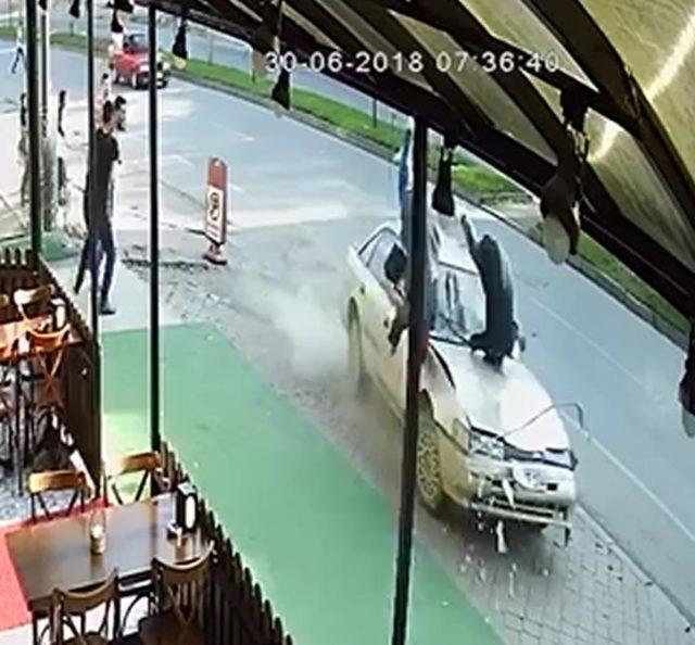 Otomobilin kaldırımdaki 2 kadına çarptığı kaza kamerada
