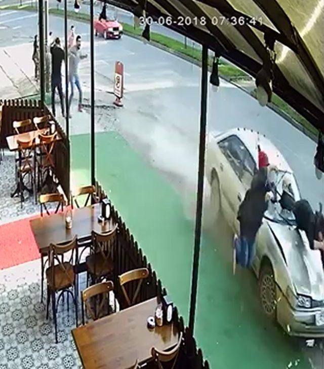 Otomobilin kaldırımdaki 2 kadına çarptığı kaza kamerada