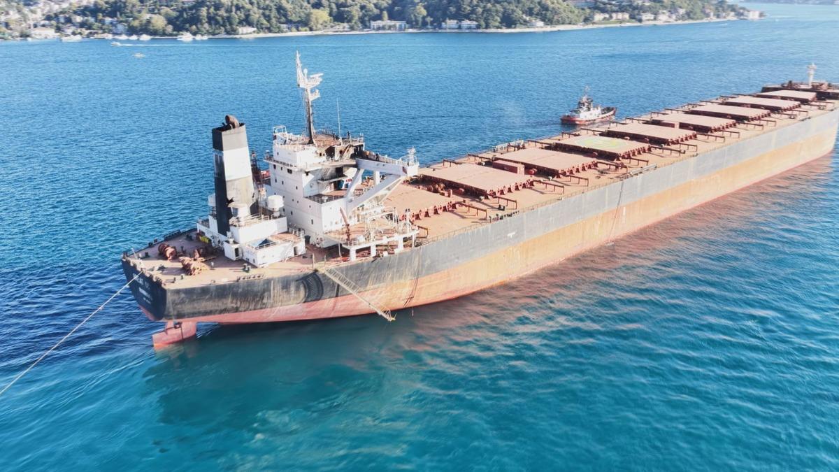 Rusya da vurulmuştu!  İHA saldırısına uğrayan gemi İstanbul Boğazı ndan ge&ccedil;ti 3