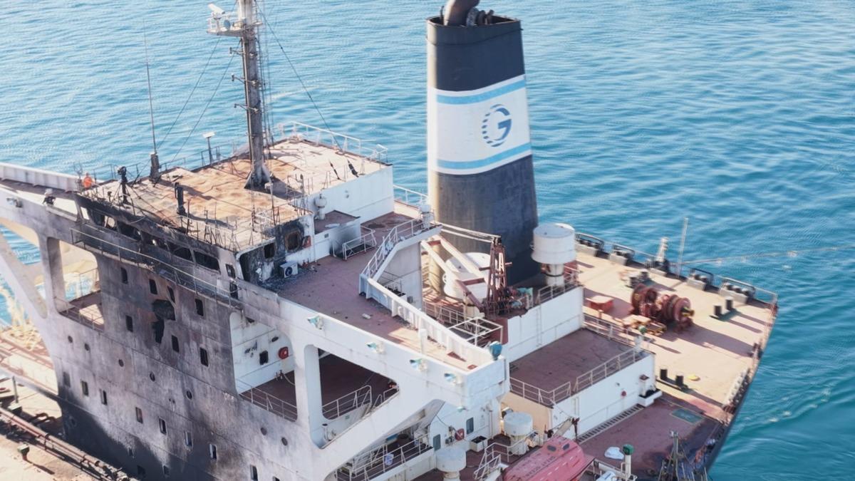 Rusya da vurulmuştu!  İHA saldırısına uğrayan gemi İstanbul Boğazı ndan ge&ccedil;ti 1