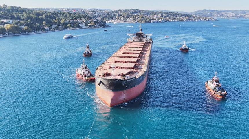 Rusya'da vurulmuştu!  İHA saldırısına uğrayan gemi İstanbul Boğazı'ndan ge&ccedil;ti