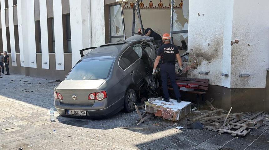 Caminin imam odasına dalan aracın s&uuml;r&uuml;c&uuml;s&uuml; alkoll&uuml; &ccedil;ıktı: 290 bin lira ceza kesildi
