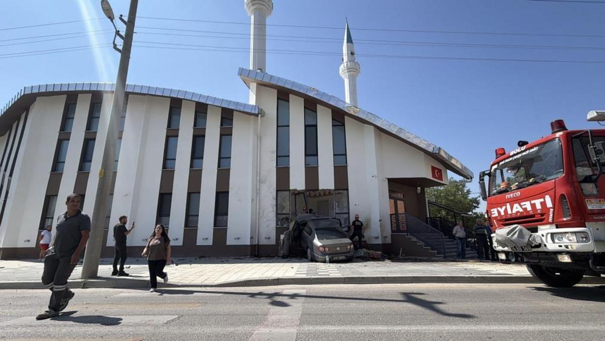 Caminin imam odasına dalan aracın s&uuml;r&uuml;c&uuml;s&uuml; alkoll&uuml; &ccedil;ıktı: 290 bin lira ceza kesildi 1