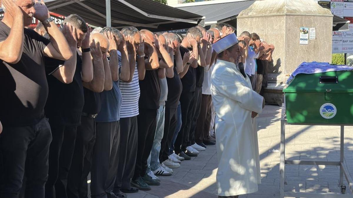 &Uuml;vey oğlu tarafından &ouml;ld&uuml;r&uuml;len baba son yolculuğuna uğurlandı 1