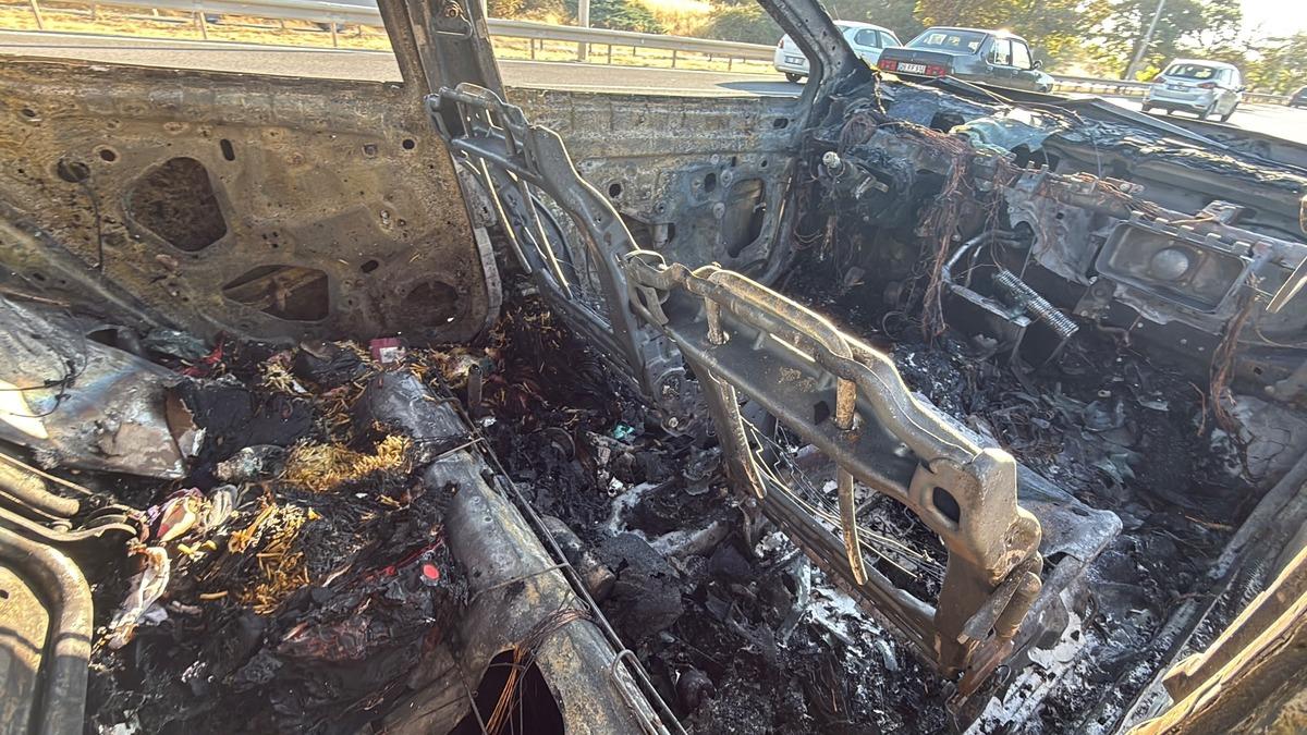 Seyir halindeki otomobil alev topuna d&ouml;nd&uuml;: 3 yaralı 2