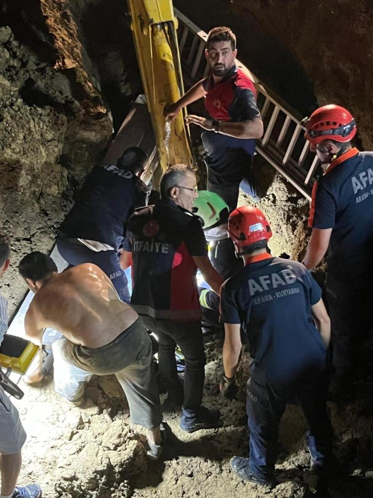 Bartın da korku dolu anlar: Toprak altında kalan baba oğul kurtarıldı 2