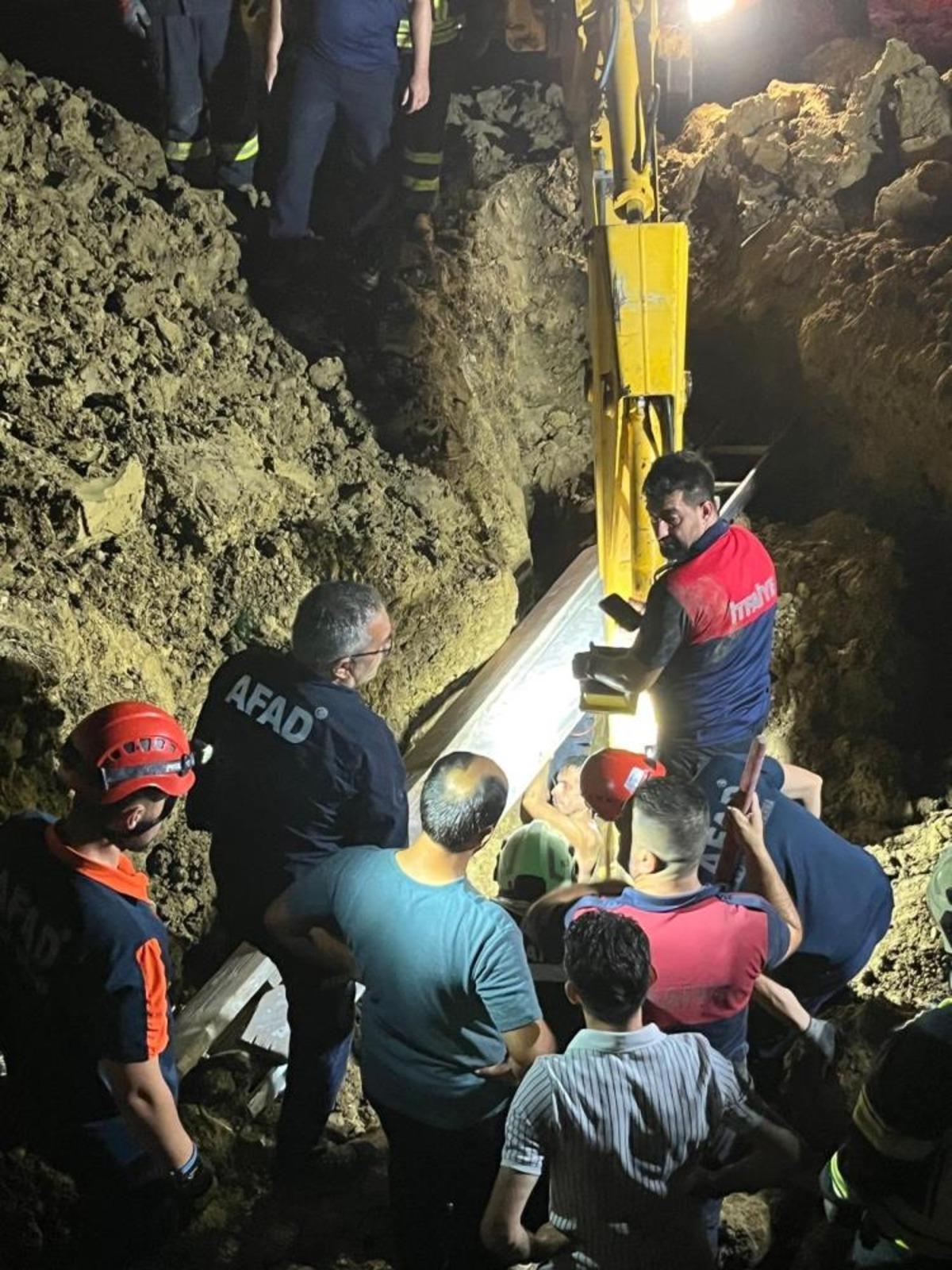 Bartın da korku dolu anlar: Toprak altında kalan baba oğul kurtarıldı 3