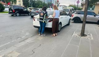 Tartıştığı s&uuml;r&uuml;c&uuml;n&uuml;n &ouml;n&uuml;nde ani fren yaparak gitmesini engelledi