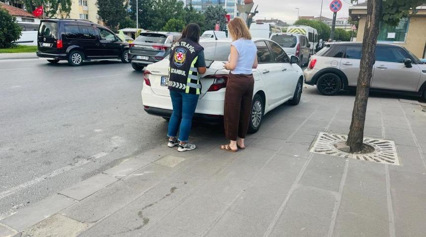 Tartıştığı s&uuml;r&uuml;c&uuml;n&uuml;n &ouml;n&uuml;nde ani fren yaparak gitmesini engelledi