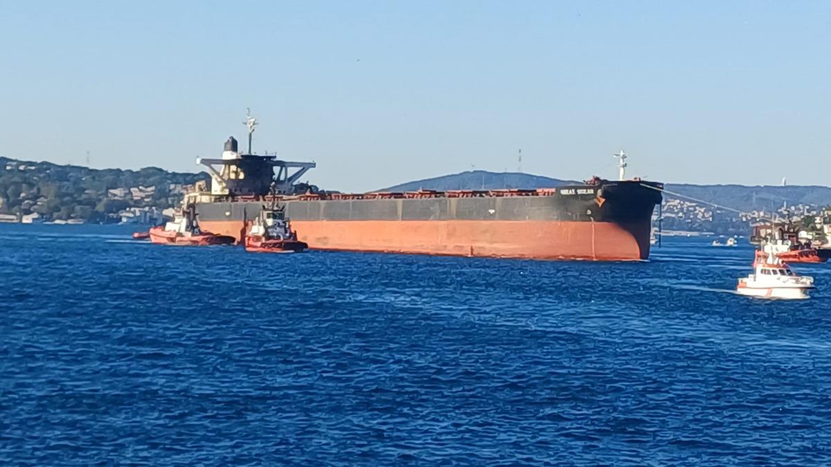 Rusya da vurulmuştu!  İHA saldırısına uğrayan gemi İstanbul Boğazı ndan ge&ccedil;ti 2