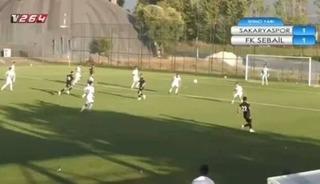 Hazırlık ma&ccedil;ında saha karıştı! Boğazını sıktı...