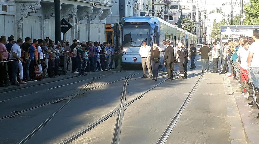 Sultanahmet'te tramvay raydan çıktı!