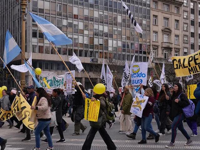 Arjantin'de binlerce kişi 30 binden fazla şirketin kapanmasını protesto etti