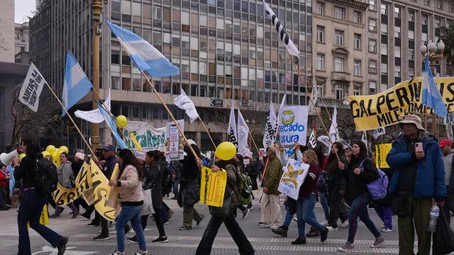 Arjantin'de binlerce kişi 30 binden fazla şirketin kapanmasını protesto etti