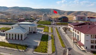 Binası bile olmayan &uuml;niversiteye b&uuml;y&uuml;k ilgi! Derece yapanlar girdi