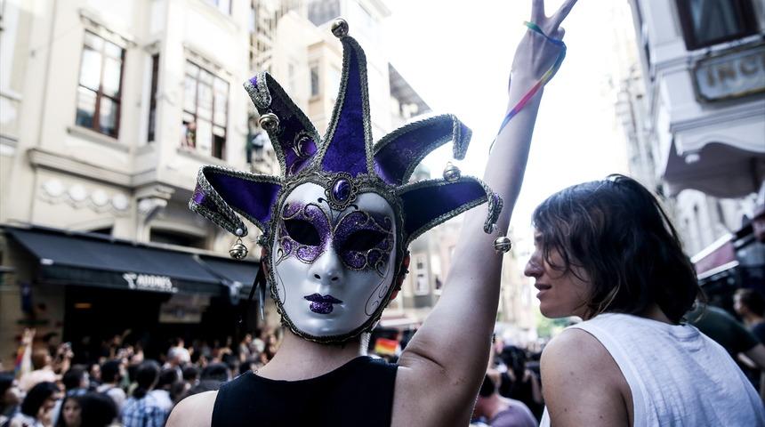 İstanbul'da LGBTİ üyelerinin 'Onur Yürüyüşü'ne polis müdahalesi